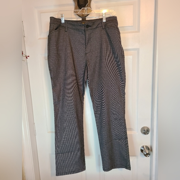 Lee Petites Woman's Relaxed Fit Straight Leg Mid-Rise Strech Pants, Size: 14P - Picture 1 of 16